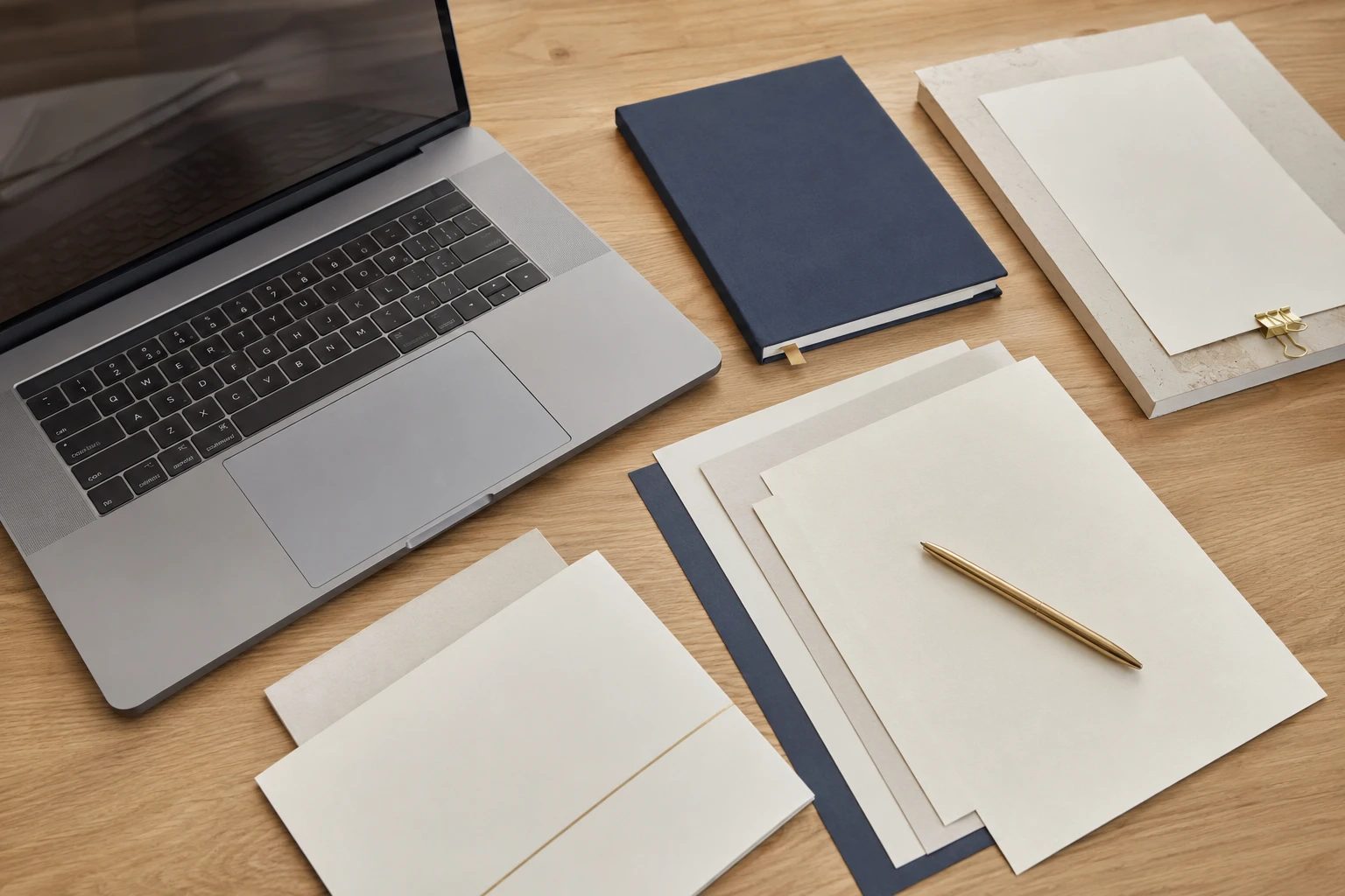 Ordinateur et documents organisés pour structurer le suivi d'une activité.