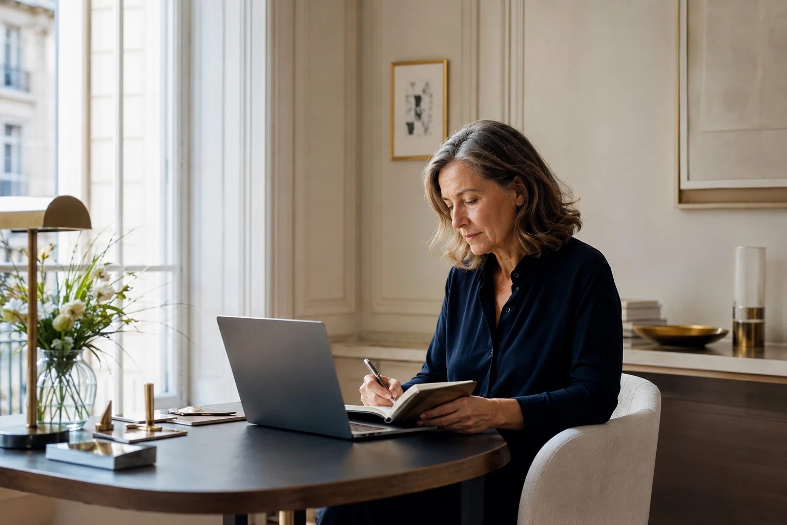 Professionnelle organisant son travail dans un espace lumineux.